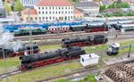 001 180 zusammen mit 38 3180 und 41 1150 im Bayerischen Eisenbahnmuseum in Nördlingen. Im Bahnhof stehen 042 018 und 194 192. (07.05.2024) <i>Foto: Joachim Schmidt</i>
