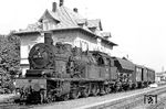 Mit der Üs 15572 aus Heidenheim ist 078 195 im Bahnhof Mergelstetten eingetroffen. (05.08.1969) <i>Foto: Wolfgang Bügel</i>