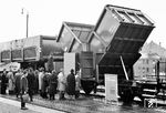 Auch moderne Güterwagen, wie dieser Mittenselbstentladewagen, wurde dem staunenden Publikum auf der Nürnberger Ausstellung vorgestellt. Es handelt sich den Ommv 62 (Fd-z-62), der 1960 in 50 Exemplaren gebaut wurde. Dahinter steht der Hubkipper Ommu 61 (Ommu 01 Nr. 242), der als Versuchswagen 1959 geliefert wurde und ein Einzelstück blieb. (07.12.1960) <i>Foto: Wolfgang Jahn</i>