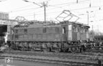 E 17 116 in ihrem Heimat-Bw Stuttgart. Die Lok war im Februar 1945 zum Ende des Krieges aus Schlesien nach Süddeutschland abgefahren worden. (07.03.1961) <i>Foto: Wolfgang Jahn</i>
