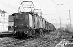 E 91 89 mit einem Güterzug auf der sog. Frankenbahn im Bahnhof Kirchheim (Neckar). (04.04.1961) <i>Foto: Wolfgang Jahn</i>