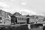 Vor dem Staatsbahnhof in Plettenberg wartet der Personenwagen 7 mit einem Packwagen auf seine Bespannung. Am 31. Dezember 1958 wurde der Personenverkehr auf der Plettenberger Kleinbahn vollständig eingestellt und durch Omnibusse übernommen.  (1951) <i>Foto: Albert Middermann </i>