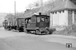Lok 4 mit einem Rollwagenzug am Haltepunkt Böddinghauser Weg in Plettenberg. (1951) <i>Foto: Albert Middermann </i>