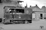 Lok 10 (Henschel, Baujahr 1925) in Plettenberg. Das weit offene Führerhaus und der Arbeitsplatz neben dem Kessel waren beim Personal nicht gerade beliebt. Lok 10 wurde 1960 ausgemustert. (1951) <i>Foto: Albert Middermann </i>