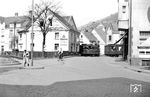 Ein Zug der Plettenberger Kleinbahn rumpelt über den Maiplatz in Plettenberg. Das Gleis im Vordergrund führt zum Bahnhof Oberstadt. (1951) <i>Foto: Albert Middermann </i>