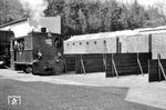 Lok 3 mit einem Rollwagenzug in Plettenberg. Wegen der engen Gleisbögen wurden Wagen und Lok mit kurzen Zwischenstangen gekuppelt. (1958) <i>Foto: Albert Middermann </i>