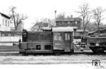 100 874 vom Bw Leipzig-Wahren im Bahnhof Röblingen am See. Die Kleinlok wurde im Juni 1943 von Deutz als Kbf 5074 an die Deutsche Reichsbahn ausgeliefert. Am 10.11.1997 wurde sie beim Bh Leipzig Hbf Süd ausgemustert. (31.01.1990) <i>Foto: Thomas Fischer</i>