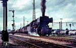 50 870 fährt mit einem Güterzug nach Mühldorf aus dem Rangierbahnhof München Ost. (08.1966) <i>Foto: Walter Abriel</i>