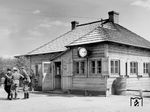 Ein Bahnhofsgebäude in Holzbauweise in der Ukraine. (1943) <i>Foto: RVM (Bandelow)</i>