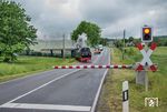 99 4801 passiert mit einem Personenzug aus Lauterbach den Bahnübergang der Bundestraße 196 vor Serams. (23.05.2024) <i>Foto: Joachim Schmidt</i>