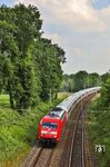 Bei Haan-Ellscheid befördert 101 069 den umgeleiteten IC 2013 nach Oberstdorf. (07.06.2024) <i>Foto: Joachim Bügel</i>