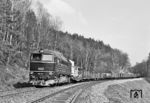 120 099 (Bw Gera) mit einem Güterzug bei Stadtroda. (07.02.1975) <i>Foto: Martin Heller</i>