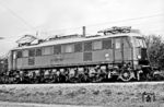 218 019 wurde als E 18 19 dem Bw München Hbf am 16.09.1936 fabrikneu zugeteilt. Am 08.05.1945 stand die Lok beschädigt bei der AEG in Heningsdorf. Sie wurde nicht in die Sowjetunion abgefahren, sondern später im Bahnhof Velten abgestellt. Im Januar 1954 wurde sie ins Raw Dessau überführt, aber erst am 05.08.1959 wieder in Betrieb genommen. Die RBD München in der amerikanischen Zone hatte die Lok mit Verfügung vom 21.05.1946 bereits vom Bestand abgesetzt. Buchmäßig übernahm sie die HV der DR am 10.03.1946. Das Bild zeigt sie anlässlich des Jubiläums "100 Jahre elektrische Lokomotiven" und "50 Jahre Raw Dessau" in Dessau. 1991 wurde sie an AEG Henningsdorf verkauft. Heute steht sie in Battenberg in einem privaten Museum. (09.1979) <i>Foto: Martin Heller</i>