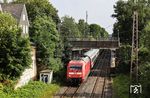 Während der verspätete IC 2012 aus Oberstdorf mit 101 089 noch in den Zugstau nach Wuppertal gefahren wurde, und hier durch Haan (Rheinl) kriecht, war das Warten auf den EC 8 an diesem Tag vergeblich. Dieser wurde ab Solingen über die S-Bahnstrecke nach Hilden umgeleitet. (07.06.2024) <i>Foto: Joachim Bügel</i>