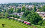 Lauterbach hat etwa 500 Einwohner und liegt südöstlich von Putbus am Greifswalder Bodden. Der Ort verfügt über einen Hafen sowie über einen Anschluss an das Eisenbahnnetz sowohl der Normalspur als auch der schmalspurigen Rügenschen Bäderbahn „Rasender Roland“. Über das Dreischienengleis in Lauterbach rollen 142 001 und 86 1333 mit einem Personenzug nach Bergen auf Rügen. (26.05.2024) <i>Foto: Joachim Schmidt</i>