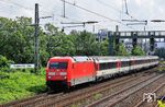 Der umgeleitete EC 9 nach Zürich HB mit 101 087 erreicht Wuppertal Hbf, wo der Zug diesmal ohne Halt durchfuhr. (06.06.2024) <i>Foto: Wolfgang Bügel</i>