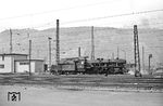 1953 entschloss sich die DB erneut, Lokomotiven nach dem Franco-Crosti-Prinzip umzubauen. 50 4001 war der Prototyp, der 1954 aus 50 1412 bei Henschel in Kassel entstand. Erst mit der Serienfertigung der Baureihe 50.40 ab 1958 wurde 50 1412 in 50 4001 umgezeichnet. Dem Bw Bingerbrück gehörte sie seit 12.06.1962 an. Auch sie wurde im Juli 1964 nach Hamm (Westf) umstationiert. Von dort war das zuständige Unterhaltungs-AW Schwerte (Ruhr) nicht allzuweit entfernt, wo die Lokomotiven wegen Korrosionsschäden häufige Gäste waren. (09.07.1962) <i>Foto: Karl-Ernst Maedel</i>