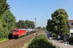 Der einzige Güterzug am Vormittag, der seit den massiven Umleitungen über die Wupperstrecke überhaupt noch eine Trasse gefunden hat, ist der EZ 51285 (Hagen-Vorhalle - Köln-Kalk Nord), der hier mit 152 023 durch Leichlingen fährt. (13.06.2024) <i>Foto: Joachim Bügel</i>