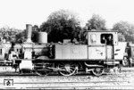 Lok 111 "ST. JÜRGEN" der Lübeck-Büchener-Eisenbahn (LBE) wurde 1898 von Berliner Maschinenbau-Actien-Gesellschaft gebaut und bereits 1928 ausgemustert. Die Dampflokomotiven der LBE entsprachen abgesehen von den Werksbauarten der Anfangszeit grundsätzlich den Lokomotiven der preußischen Staatseisenbahnen, wiesen aber zumeist einige modifizierte Parameter bei Kesselgröße, Achsstand oder Raddurchmesser auf. Lok 111 entsprach der pr. T 3. (1922) <i>Foto: Werner Hubert</i>