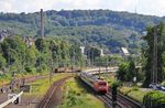 Die beengten Platzverhältnisse der Bahn in Wuppertal verdeutlicht gut diese Perspektive des EC 8 aus Zürich HB mit 101 098 bei der Durchfahrt in Wuppertal-Steinbeck. (11.06.2024) <i>Foto: Wolfgang Bügel</i>