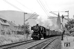 50 2765 (Bw Bingerbrück) fährt mit einem Güterzug durch Spay. (1958) <i>Foto: Alan Orchand</i>