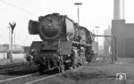 In den ersten Nachkriegsjahren noch häufig zu beobachten, wurden Loks der Baureihe 50 ohne Schornsteinaufsatz später recht rar. 50 1246 war aus Frankfurt/M ins Bw Mannheim gekommen. (21.10.1961) <i>Foto: Wolfgang Jahn</i>