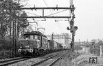 An einer außergewöhnlichen Fahrleitungskonstruktion fährt die Augsburger E 94 012 mit einem Güterzug in Ulm vorbei. (12.02.1962) <i>Foto: Wolfgang Jahn</i>