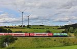 Mit dem dieselbetriebenen RE 4860 (mit 218 443) trotzt die Bahn weiterhin der grünen Energie, die in der Windenergienanlage von Oberkotzau erzeugt wird. (17.06.2024) <i>Foto: Joachim Bügel</i>