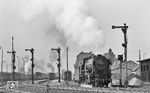 023 074 rangiert im Bahnhof Crailsheim, dessen Atmosphäre noch durch die Dampflok geprägt ist. (26.06.1971) <i>Foto: Burkhard Wollny</i>