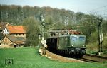 140 068 vom Bw Mannheim mit einem Güterzug in Ölbronn zwischen Bretten und Mühlacker. (03.1984) <i>Foto: Heiko Hamm</i>