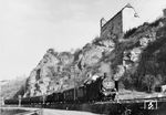 38 2732 vom Bw Limburg (Lahn) fährt mit P 1455 (Koblenz - Gießen) an der Burg Schadeck in Runkel an der Lahn vorbei. (1952) <i>Foto: Paul Trost</i>