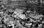 In der Fertigungshalle der Wiener Lokomotivfabrik AG in Floridsdorf enstehen gerade drei neue Loks der Baureihe 86. Es handelt sich um die späteren 86 355, 356 und 357, die im Juli 1939 alle an das Bw Kempten (Allgäu) geliefert wurden. (06.1939) <i>Foto: RVM (Werkfoto)</i>