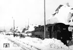 95 045 vom Bw Probstzella macht sich im Arbeitszugdienst im Bahnhof Neuhaus am Rennweg nützlich, um den Schneemassen im Thüringer Wald Herr zu werden. (14.02.1952) <i>Foto: RBD Erfurt</i>
