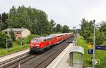 218 433 fährt mit RE 4852 nach Hof ohne Halt durch den Bahnhof Marktleuthen. (19.06.2024) <i>Foto: Joachim Bügel</i>