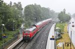 Und dann folgte der Tiefpunkt des Tages: Ein Wolkenbruch öffnete alle Schleusen bei der Durchfahrt von 218 424 vor dem RE 4865 nach München im Hp Martinlamitz. (19.06.2024) <i>Foto: Joachim Bügel</i>