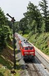Der vorausfahrende Güterzug mit SETG V 1700.04 war so langsam, dass für 218 433 mit RE 4856 keine Durchfahrt in Reuth bei Erbendorf gegeben werden konnte. (20.06.2024) <i>Foto: Joachim Bügel</i>