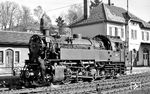 Für den Einsatz auf den Steilstreckenabschnitten der Murgtalbahn im Schwarzwald wurden zwei 82er mit Gegendruckbremse (82 040 und 82 041) eingesetzt. Von 1955 bis zum Sommerfahrplan 1966 waren die Neubauloks in Freudenstadt stationiert.  (25.03.1963) <i>Foto: Karl Wyrsch, Slg. D. Ammann</i>