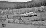 82 041 kämpft sich mit dem P 3926 auf dem Steilstreckenabschnitt zwischen Baiersbronn und Friedrichstal bergan. (11.05.1963) <i>Foto: Karl Wyrsch, Slg. D. Ammann</i>
