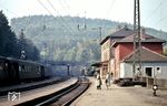 Der alte Bahnhof Heigenbrücken lag unmittelbar östlich des Scheiteltunnels der Spessartrampe, des zwischen 1850 und 1854 gebauten Schwarzkopftunnels, der auch im Gemeindewappen abgebildet ist. Das Empfangsgebäude wurde nach Plänen von Gottfried von Neureuther 1857 errichtet. Am 15. Juni 2017 legte die Deutsche Bahn den Bahnhof zusammen mit der alten Spessartrampe still und nahm am 19. Juni 2017 einen neuen Haltepunkt Heigenbrücken in Betrieb. Dieser befindet sich 1,5 Kilometer östlich des früheren Bahnhofs direkt am Ostportal des Falkenbergtunnels. Die Gleisanlagen im ehemaligen Bahnhofsgelände und die quer durch den Ort führende Bahnsrecke wurden entfernt. Übrig geblieben ist nur das Empfangsgebäude. Als Karl-Ernst Maedel im Oktober 1961 Heigenbrücken besuchte, war die Eisenbahnwelt hier noch in Ordnung. Links verlässt gerade der E 692 (Frankfurt/M - Nürnberg) den Bahnhof, mit dem er hier angekommen war. (15.10.1961) <i>Foto: Karl-Ernst Maedel</i>