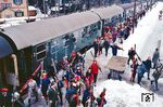 Den Fastnachtssonntag 1960 nutzen einige Münchener Narren und solche, die dem Trubel entfliehen wollten, zu einem Wintersportausflug ins Skigebiet Spitzingsee-Tegernsee. Bis zum Bahnhof Tegernsee ging es mit einem Sonderzug. (28.02.1960) <i>Foto: Gerhard Greß</i>