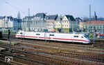 Für die am 2. Juni 1991 geplante Hochgeschwindigkeitsaufnahme auf den Neubaustrecken Mannheim–Stuttgart und Hannover–Würzburg wurden die 35 Triebköpfe der BR 401 im AW Opladen auf Herz und Nieren geprüft. Ab Februar 1990 begann die Inbetriebsetzung der Triebköpfe. Die ersten Probefahrten wurden hauptsächlich zwischen Opladen und Hagen durchgeführt. 401 008 und 401 003 sind als Dsts 83777 in Solingen-Ohligs unterwegs. (30.03.1990) <i>Foto: Joachim Bügel</i>