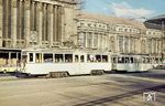 Tw 1043 (LHB, Baujahr 1930) mit Bw 2012 vor dem Leipziger Hauptbahnhof. (1990) <i>Foto: Andreas Höfig</i>