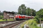 Das Stellwerk 2 in der Südeinfahrt von Windischeschenbach passiert 218 403 mit RE 4854 nach Hof. (21.06.2024) <i>Foto: Joachim Bügel</i>