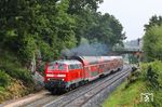 In Reuth b Erbendorf dieselt 218 403 mit RE 4863 nach München vorbei. (21.06.2024) <i>Foto: Joachim Bügel</i>