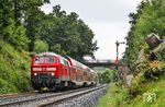 218 424 mit RE 4865 an der wohl bekanntesten Fotostelle der Bahnstrecke Weiden–Oberkotzau in Reuth b Erbendorf. (21.06.2024) <i>Foto: Joachim Bügel</i>