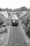 Ein VT 95 auf der Fahrt von Rotenburg (Han) nach Bremervörde kreuzt bei Zeven die Wilstedt-Zeven-Tostedter Eisenbahn (WZTE). (07.1967) <i>Foto: Gerd Wolff</i>