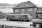 VT 150 (ex Schienenbusanhänger VB 2, Uerdingen, Baujahr 1950) der Buxtehude-Harsefelder Eisenbahn im Bahnhof Buxtehude Süd. Durch die Eröffnung der Bahnstrecke Bremervörde–Buchholz im Jahr 1902 sah die Stadt Buxtehude die Gefahr, dass der Verkehr an ihr vorbeilaufen könnte. Nachdem ein Gesuch um Errichtung einer Staatsbahnverbindung 1905 abgelehnt worden war, wurde 1909 der Antrag auf Bau einer Privatbahn gestellt, der genehmigt wurde. So wurde 1913 die Kleinbahn Buxtehude-Harsefeld gegründet. Im Mai 1969 wurde der Personenverkehr eingestellt und auf Busse umgestellt.  (07.1967) <i>Foto: Gerd Wolff</i>