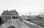 VT 2.10 und VS 2.50 (ex Peine-Ilseder-Eisenbahn) im alten AKN-Endbahnhof Neumünster Süd an der Bahnstrecke Neumünster–Bad Oldesloe. Links steht das stattliche Empfangsgebäude der AKN. (16.02.1968) <i>Foto: Gerd Wolff</i>