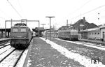 E 41 386 vom Bw Seelze mit einem Personenzug im Bahnhof Celle. Rechts steht VT 0516 der Osthannoverschen Eisenbahnen (OHE). (24.02.1968) <i>Foto: Gerd Wolff</i>