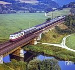 103 201 fährt mit einem Schnellzug vor Dollnstein über die Altmühl. (05.1983) <i>Foto: Karsten Risch</i>